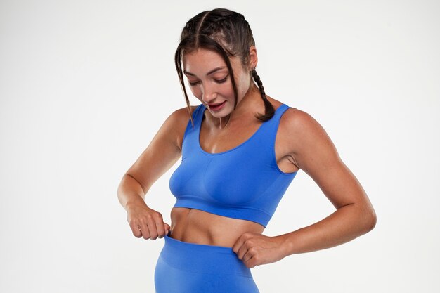 Retrato de mujer joven en forma entrenando para culturismo