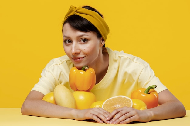 retrato, de, mujer joven, con, frutas y vegetales