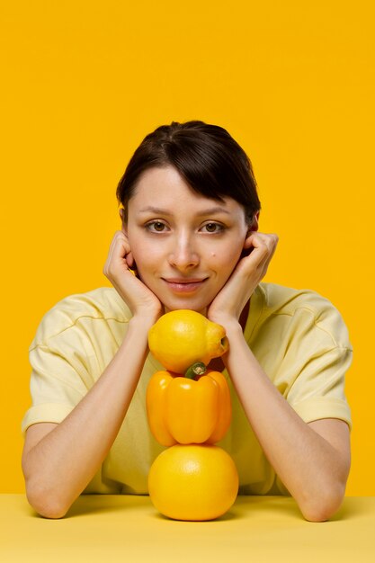 retrato, de, mujer joven, con, frutas y vegetales