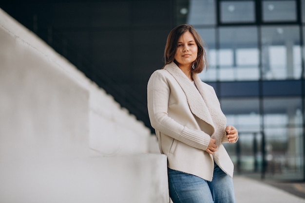 Retrato de una mujer joven fuera de la calle