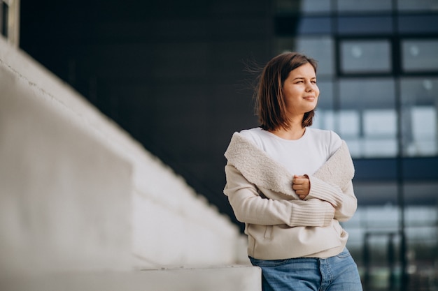 Retrato de una mujer joven fuera de la calle