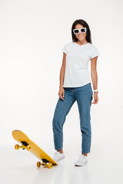 Retrato de una mujer joven en gafas de sol posando