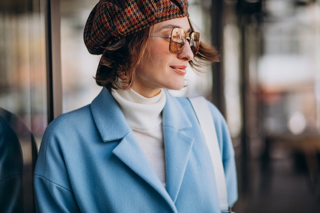 Retrato de una mujer joven con gafas de sol y sombrero