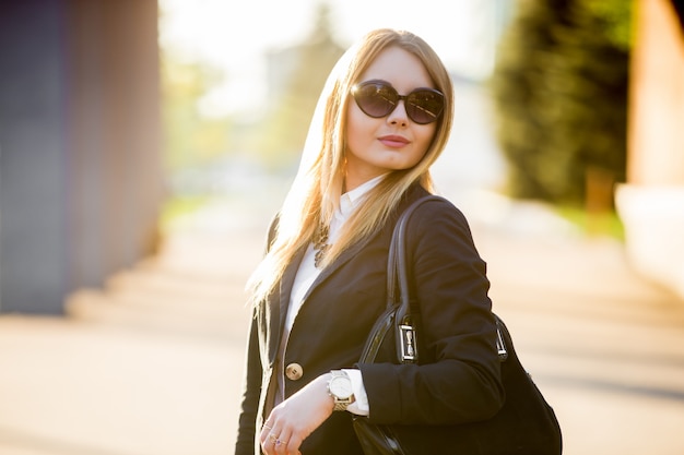 Retrato de mujer joven en gafas de sol