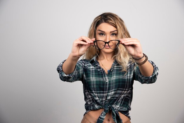 Retrato de mujer joven con gafas.