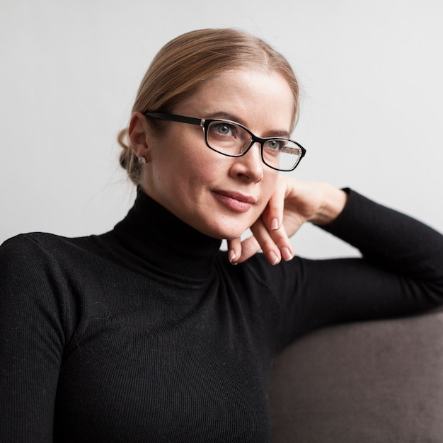 Retrato mujer joven con gafas