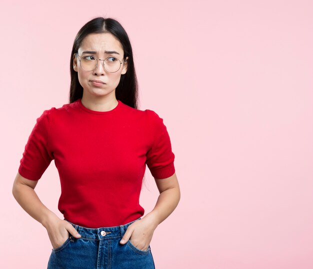 Retrato mujer joven con gafas