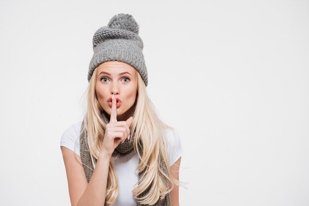 Retrato de una mujer joven con gorro y bufanda de invierno