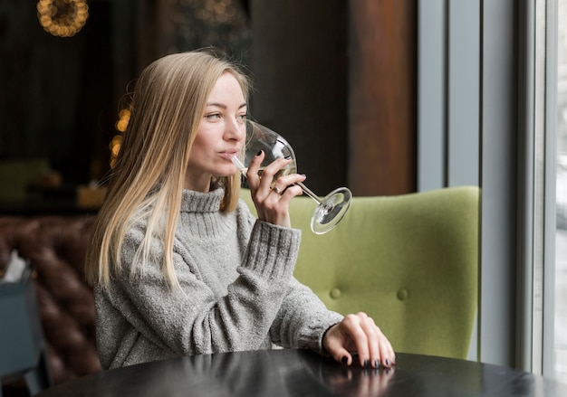 Retrato, de, mujer joven, gozar, copa de vino