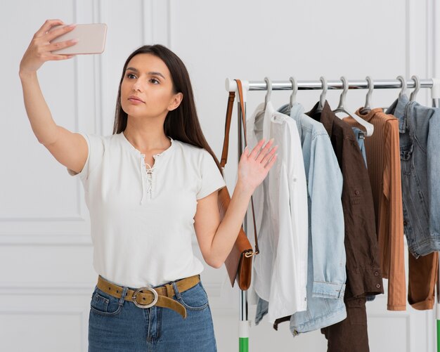 Retrato de mujer joven grabando a sí misma