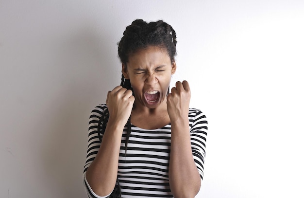 retrato de mujer joven gritando