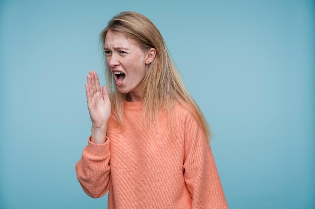 Retrato, de, un, mujer joven, gritar