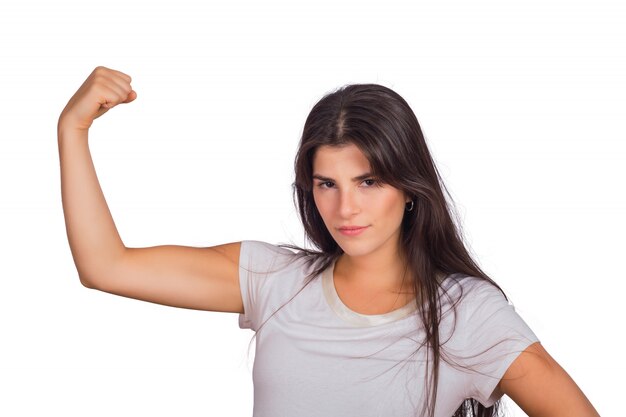 Retrato de mujer joven haciendo gesto fuerte.