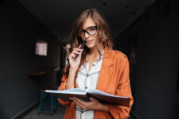 Retrato de una mujer joven haciendo notas