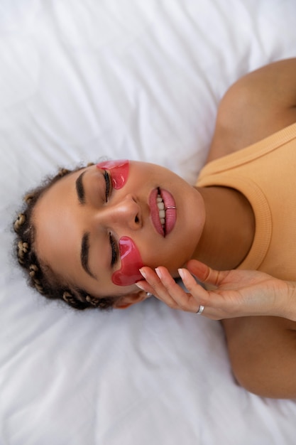 Foto gratuita retrato de mujer joven haciendo su rutina de belleza en casa