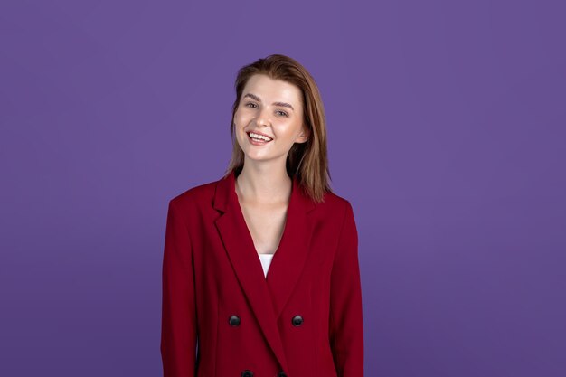 Retrato de mujer joven hermosa aislada en estudio púrpura