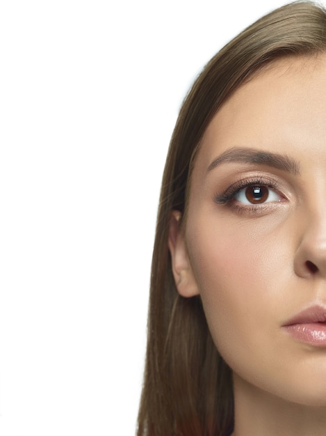 Retrato de mujer joven hermosa aislada en la pared blanca del estudio.