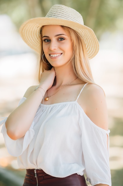 Retrato de mujer joven hermosa al aire libre en el parque de la ciudad