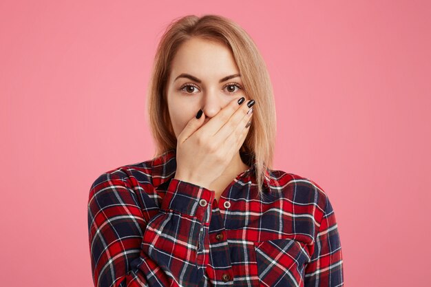 Retrato de mujer joven hermosa asustada tiene manicura