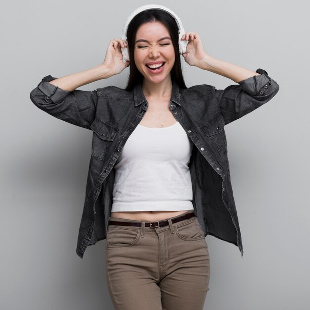 Retrato de mujer joven hermosa con auriculares