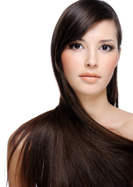 Retrato de mujer joven hermosa con cabello largo saludable exuberante