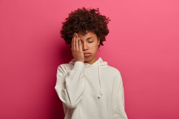 Foto gratuita retrato de mujer joven hermosa de cerca