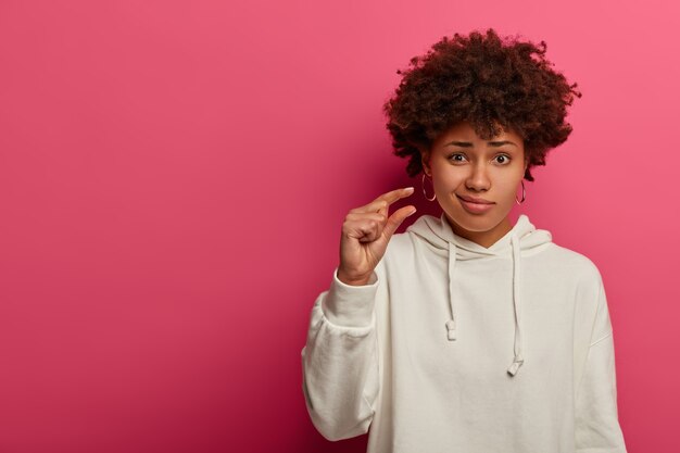 Retrato de mujer joven hermosa de cerca