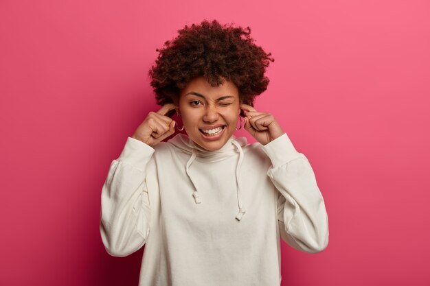 Retrato de mujer joven hermosa de cerca