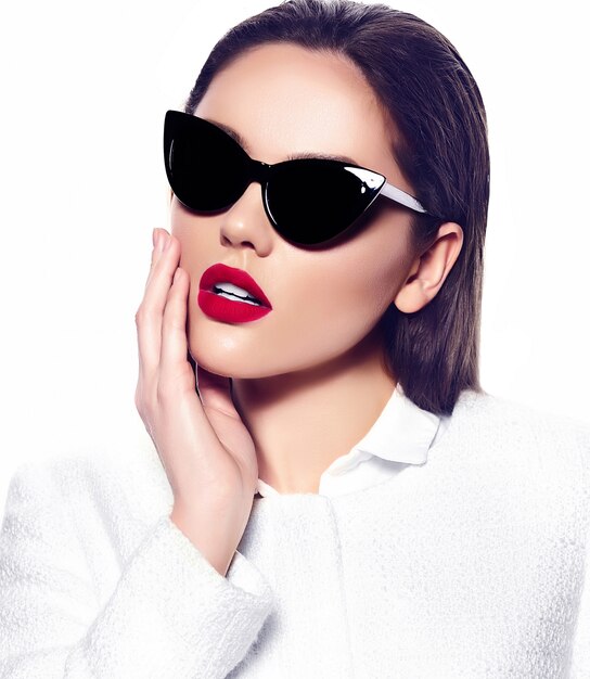 Retrato de mujer joven hermosa elegante con gafas de sol