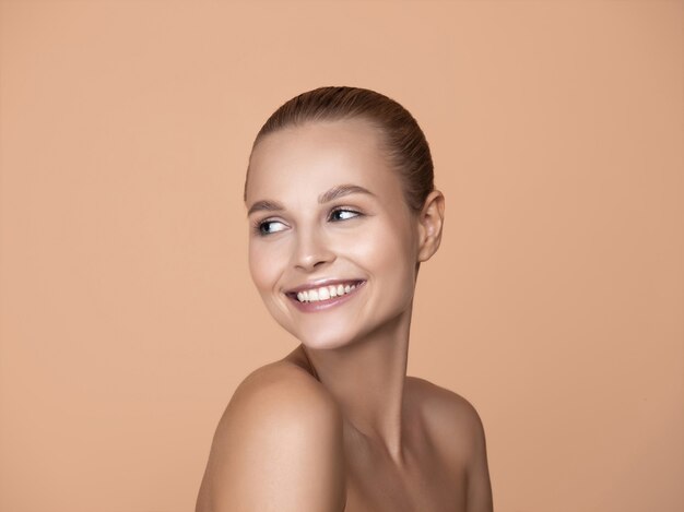 Retrato de mujer joven hermosa en estudio marrón