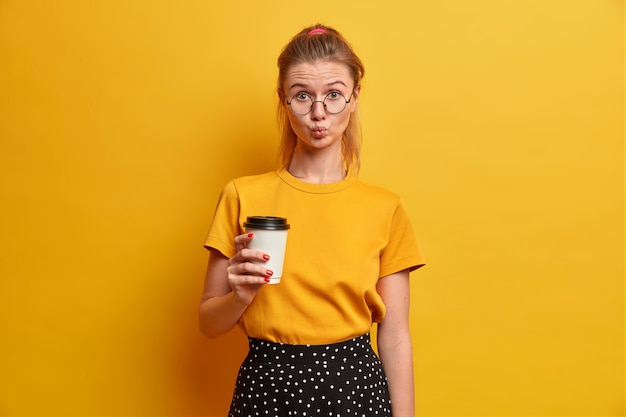 Retrato de mujer joven hermosa con gafas aisladas