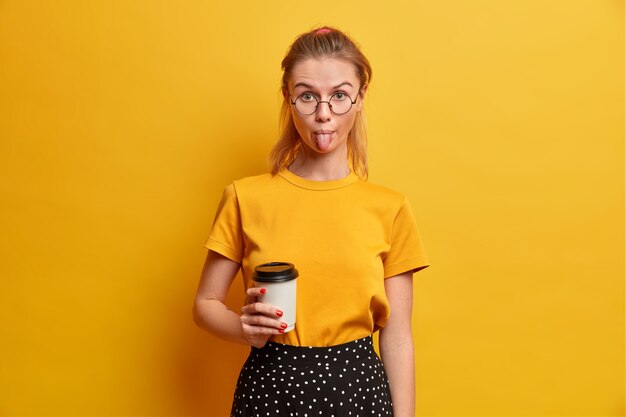 Retrato de mujer joven hermosa con gafas aisladas