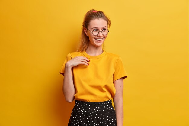 Retrato de mujer joven hermosa con gafas aisladas