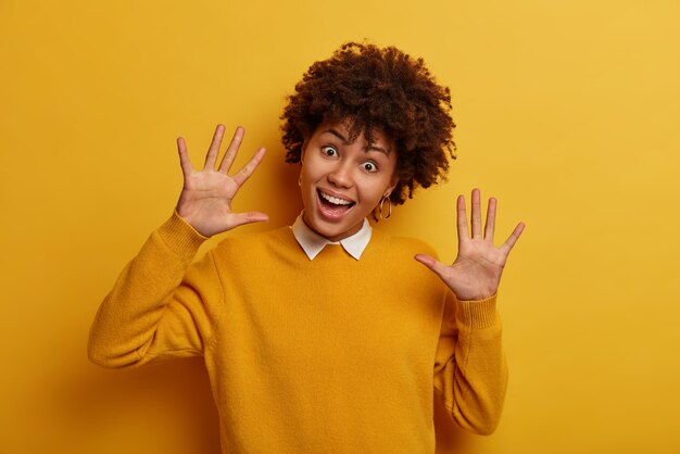 Retrato de mujer joven y hermosa gesticulando