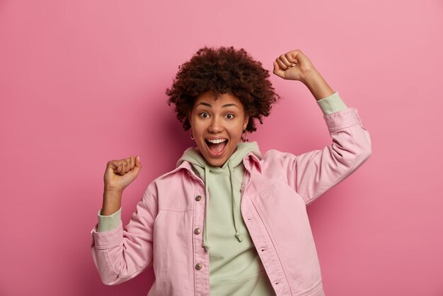 Retrato de mujer joven y hermosa gesticulando