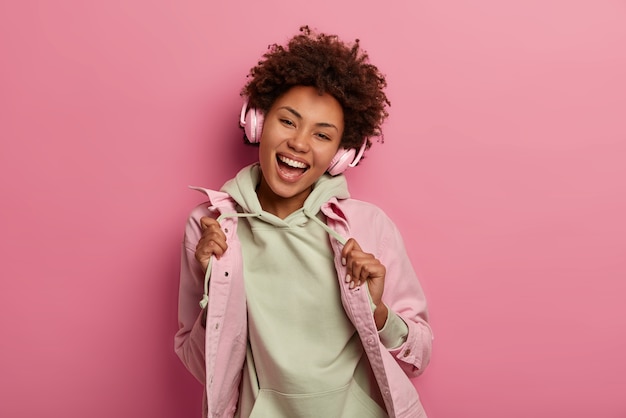 Retrato de mujer joven y hermosa gesticulando