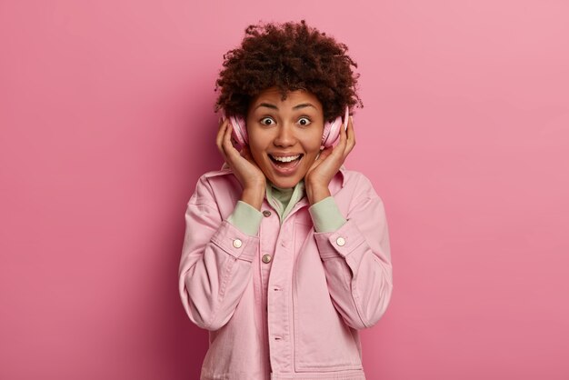 Retrato de mujer joven y hermosa gesticulando