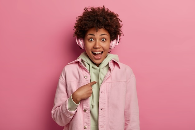 Retrato de mujer joven y hermosa gesticulando