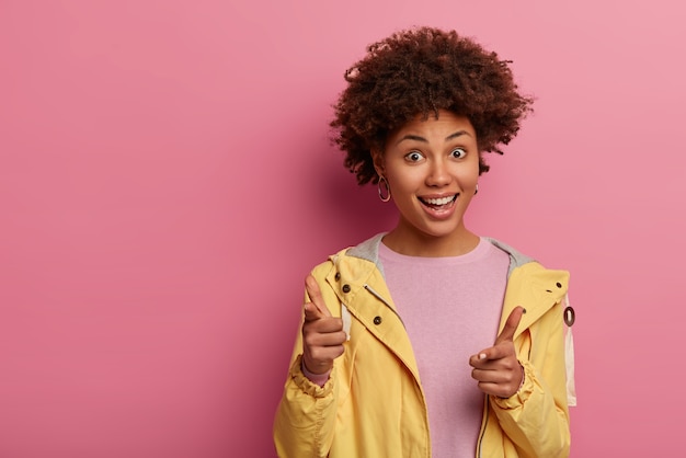 Foto gratuita retrato de mujer joven y hermosa gesticulando