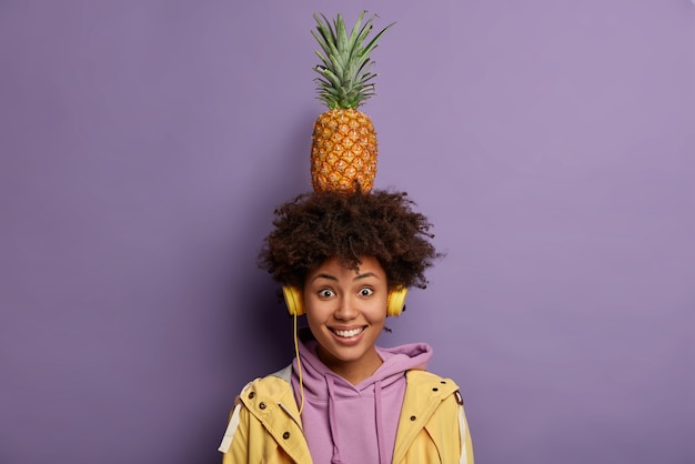 Retrato de mujer joven y hermosa gesticulando