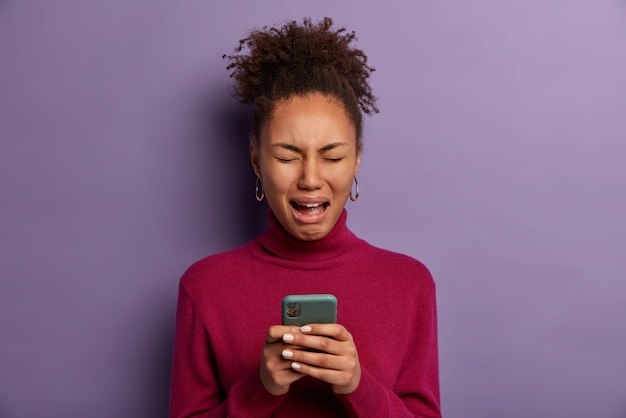 Retrato de mujer joven y hermosa gesticulando