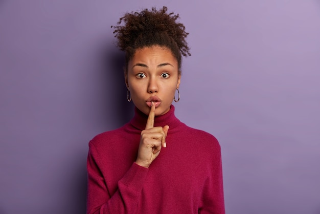 Retrato de mujer joven y hermosa gesticulando