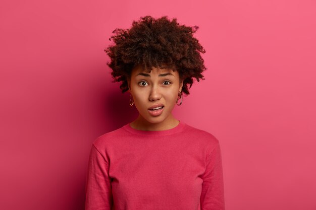 Retrato de mujer joven y hermosa gesticulando