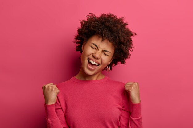 Retrato de mujer joven y hermosa gesticulando