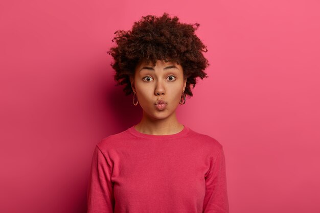 Retrato de mujer joven y hermosa gesticulando