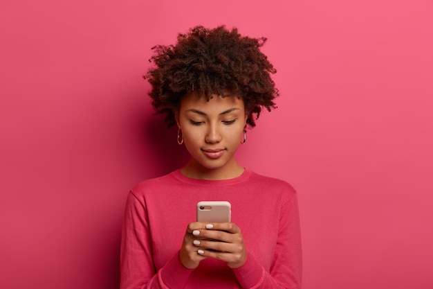 Retrato de mujer joven y hermosa gesticulando