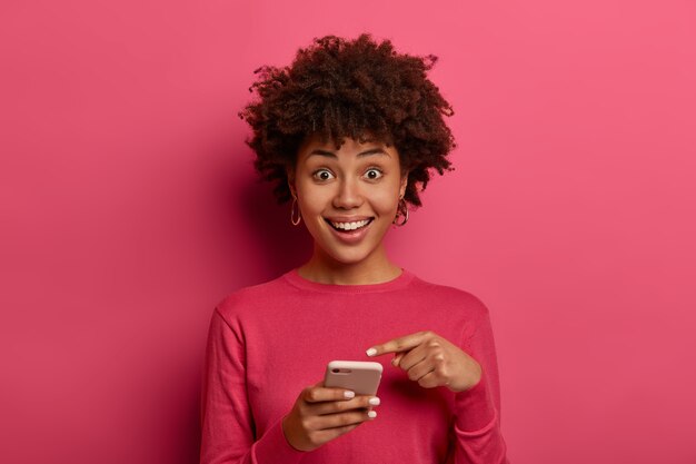 Retrato de mujer joven y hermosa gesticulando