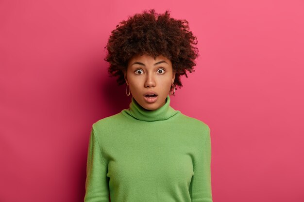 Retrato de mujer joven y hermosa gesticulando