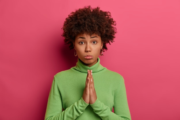 Foto gratuita retrato de mujer joven y hermosa gesticulando