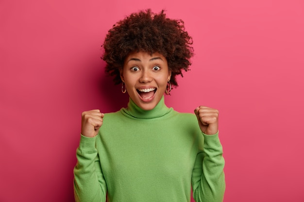 Retrato de mujer joven y hermosa gesticulando